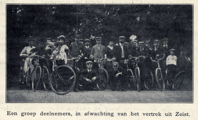 98278 Groepsportret van enkele deelnemers aan de jaarlijkse bondstocht van de Algemene Nederlandse Wielrijders Bond ...